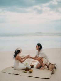 Romantis! Sean Gelael Lamar Hana Malasan saat Piknik di Pantai Sumba