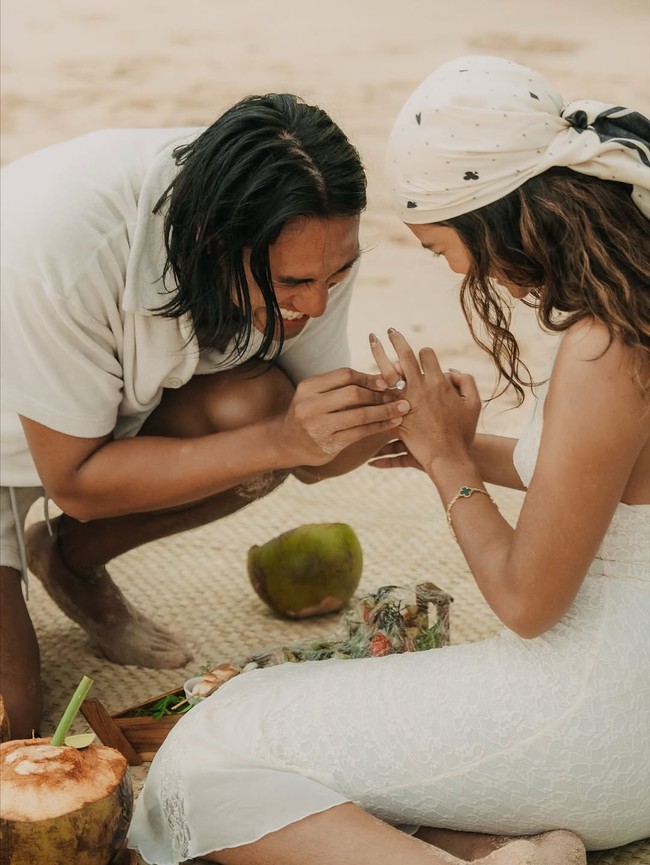 Hana Malasan baru saja mengunggah momen lamarannya yang jadi sorotan. Dalam postingan di Instagram, Hana dilamar secara romantis dengan cincin dalam batok kelapa oleh Sean Galael di pantai.Foto: Instagram/@hanamalasan