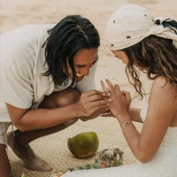 Hana Malasan baru saja mengunggah momen lamarannya yang jadi sorotan. Dalam postingan di Instagram, Hana dilamar secara romantis dengan cincin dalam batok kelapa oleh Sean Galael di pantai.Foto: Instagram/@hanamalasan