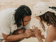 Sean Gelael Lamar Hana Malasan, Cincin dalam Batok Kelapa Muda Bikin Baper!