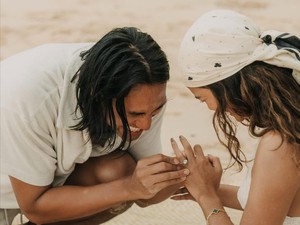 Sean Gelael Lamar Hana Malasan, Cincin dalam Batok Kelapa Muda Bikin Baper!