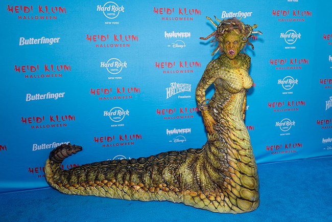 Kostum terbaru Heidi Klum dilengkapi dengan detail ekor panjang dan ular-ular panjang yang menggantikan rambutnya. Ia pun mendesis kepada fotografer di red carpet, mendalami peran jadi Medusa. Foto: Getty Images