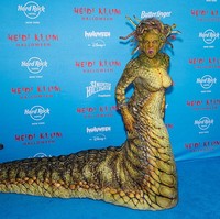 Kostum terbaru Heidi Klum dilengkapi dengan detail ekor panjang dan ular-ular panjang yang menggantikan rambutnya. Ia pun mendesis kepada fotografer di red carpet, mendalami peran jadi Medusa. Foto: Getty Images