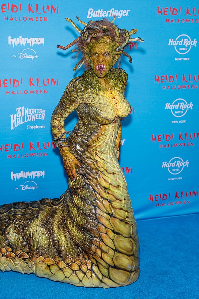 Setiap tahun, Heidi Klum tampil total untuk perayaan Halloween. Tak berbeda dengan tahun ini, Heidi Klum berdandan jadi makhluk mitologi mengerikan, Medusa, di pesta yang digelarnya dan dihadiri sederet artis Hollywood. Foto: Getty Images