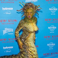 Setiap tahun, Heidi Klum tampil total untuk perayaan Halloween. Tak berbeda dengan tahun ini, Heidi Klum berdandan jadi makhluk mitologi mengerikan, Medusa, di pesta yang digelarnya dan dihadiri sederet artis Hollywood. Foto: Getty Images