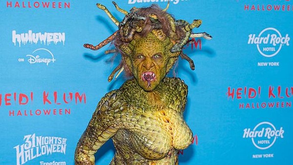Foto: Queen of Halloween, Heidi Klum Tampil Total Jadi Medusa Bikin Bergidik