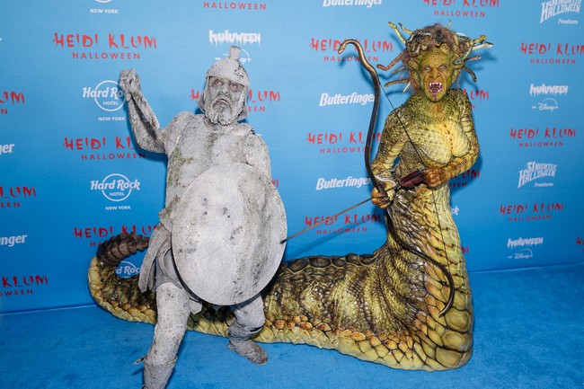 Untuk penampilannya, Heidi Klum sudah bersiap dari pagi hari. Ia mempercayakan makeup designer Mike Marino untuk menyulapnya jadi Medusa. Foto: Getty Images