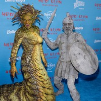 Suami Heidi Klum, Tom Kaulitz berdandan layaknya seorang prajurit Yunani yang berubah jadi batu. Menurut mitologi Yunani, siapa pun yang menatap Medusa memang akan berubah wujud. Foto: Getty Images