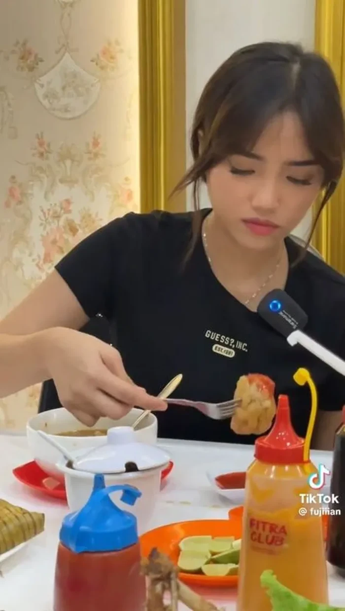 Hobi Makan, Begini Asyiknya Fuji Mukbang Nasi Padang hingga Mie Goreng