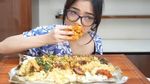 Hobi Makan, Begini Asyiknya Fuji Mukbang Nasi Padang hingga Mie Goreng