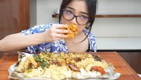 Ada juga momen lahap saat Fuji mukbang nasi Padang. Lauknya banyak, ada gulai tunjang sampai rendang. Foto: Instagram/Youtube: @fuji_an