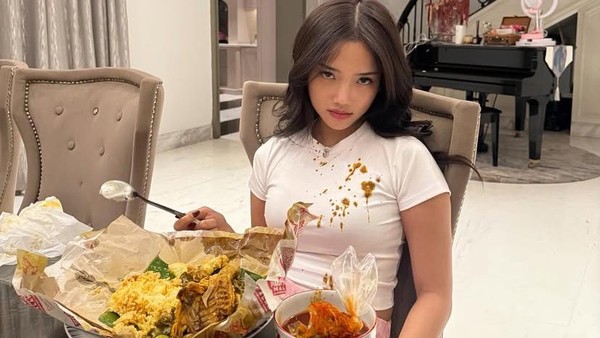 Hobi Makan, Begini Asyiknya Fuji Mukbang Nasi Padang hingga Mie Goreng