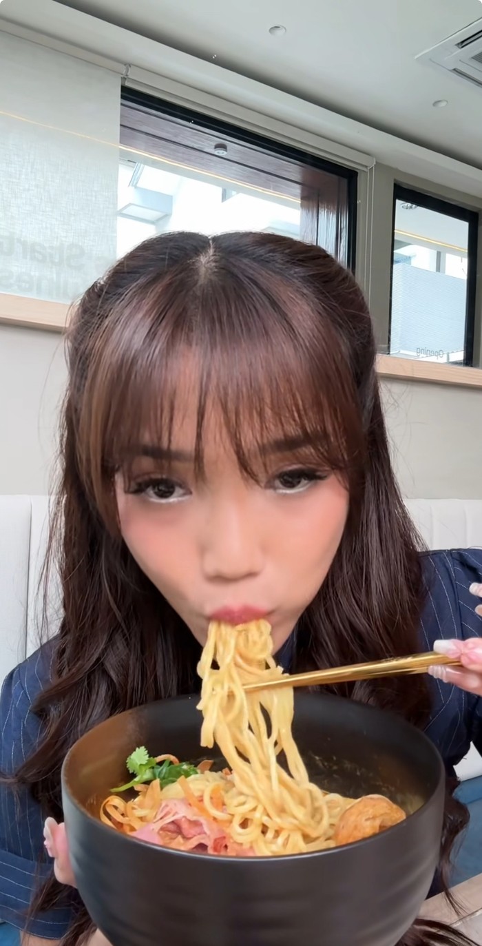 Hobi Makan, Begini Asyiknya Fuji Mukbang Nasi Padang hingga Mie Goreng