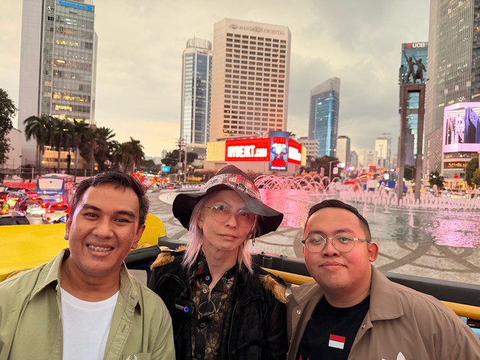 HYDE HYDE naik bus tingkat di Jakarta.
