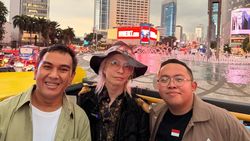 Jelang Konser, HYDE Nikmati Jakarta Naik Bus Tingkat Jelang Konser, HYDE Nikmati Jakarta Naik Bus Tingkat