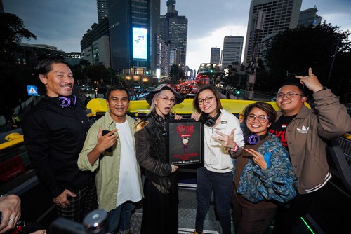 HYDE naik bus tingkat di Jakarta.