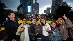 Setelah menggelar press conference di kawasan Sudirman, HYDE bertolak ke pusat kota dan naik bus wisata Open Top Tour of Jakarta milik Transjakarta. Foto: Dok. Sound Rhythm