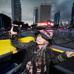 Jelang Konser, HYDE Nikmati Jakarta Naik Bus Tingkat