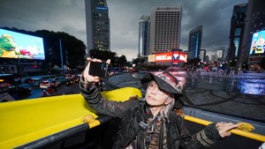 Potret HYDE tengah selfie dengan pemandangan suasana Bunderan HI, Jakarta Pusat. Frontman Larc-en-Ciel itu tampak semringah. Foto: Dok. Sound Rhythm