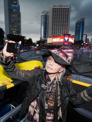 Jelang Konser, HYDE Nikmati Jakarta Naik Bis Tingkat Jelang Konser, HYDE Nikmati Jakarta Naik Bis Tingkat