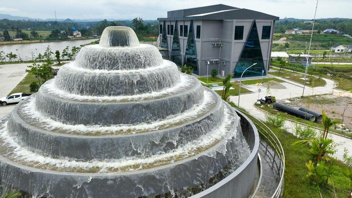 Untuk memastikan bahwa sumber air baku di IKN bisa memenuhi kebutuhan, telah dibangun juga Intake Sepaku bersamaan dengan Instalasi Pengolahan Air dengan kapasitas 300 liter/detik.