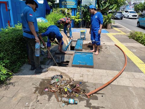 Jalan Kemang Raya, Jakarta Selatan, usai dilanda banjir. Jalan Kemang Raya, Jakarta Selatan, usai dilanda banjir.