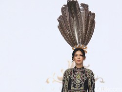 Ayu Dyah Andari Hadirkan Warisan Batik Benang Bintik Kalteng ke Panggung JFW