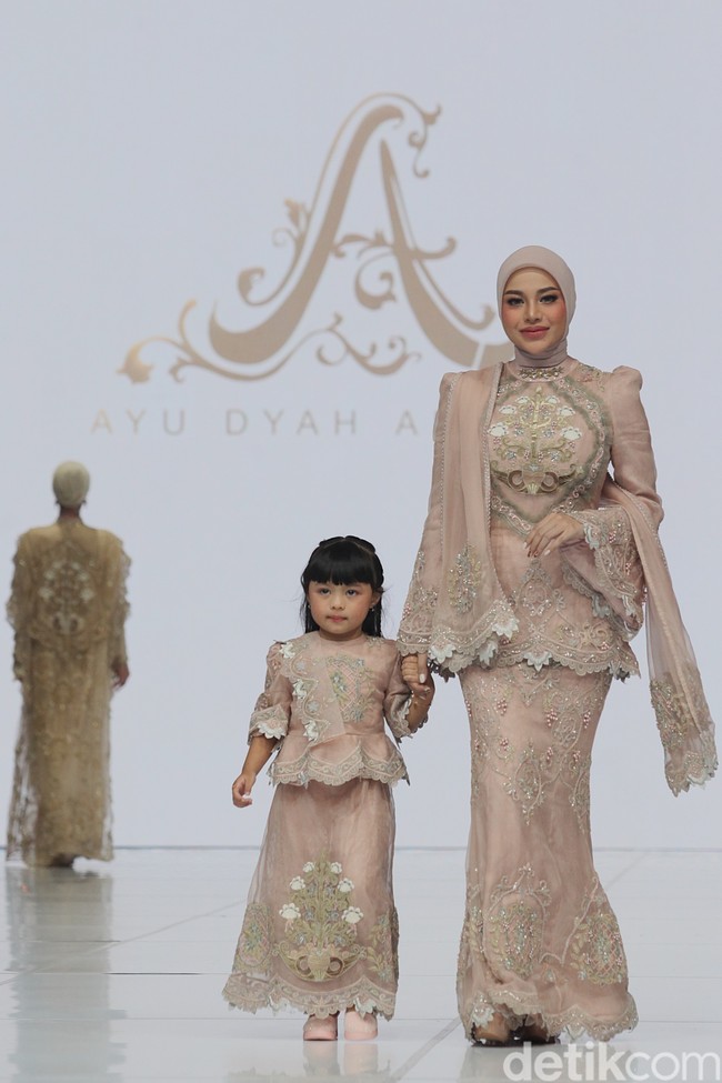 Di peragaan Ayu Dyah Andari yang berkolaborasi dengan pemerintah Provinsi Kalimantan Tengah, Aurel Hermansyah termasuk salah satu modelnya. Tak sendiri, ia ditemani sang putri, Ameena. Duo ibu-anak ini kompak memakai blus brokat berpeplum. (Foto: Ari Saputra/detikcom)
