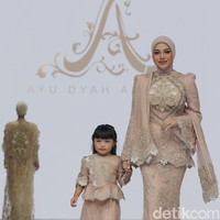 Di peragaan Ayu Dyah Andari yang berkolaborasi dengan pemerintah Provinsi Kalimantan Tengah, Aurel Hermansyah termasuk salah satu modelnya. Tak sendiri, ia ditemani sang putri, Ameena. Duo ibu-anak ini kompak memakai blus brokat berpeplum. (Foto: Ari Saputra/detikcom)