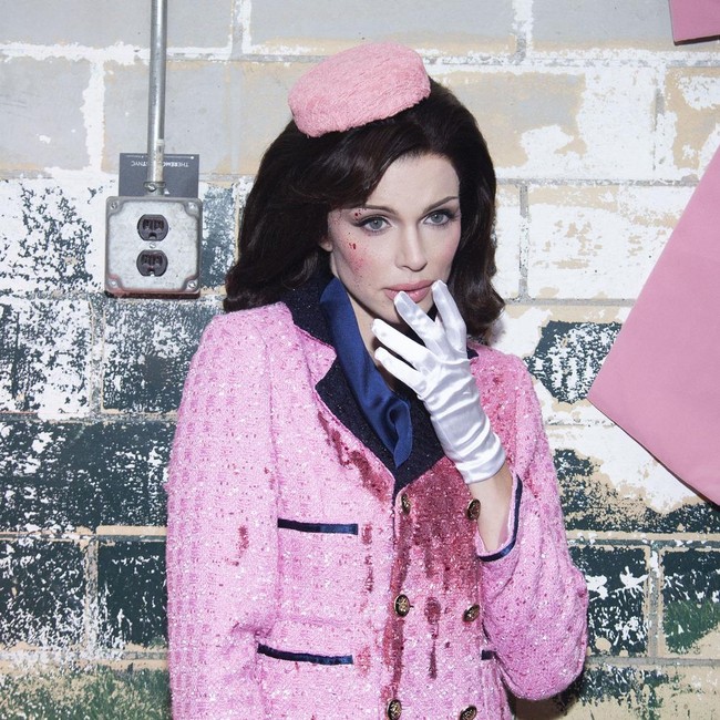 Foto: Kostum Halloween Kontroversial Julia Fox, Bergaya Ala Jackie Kennedy