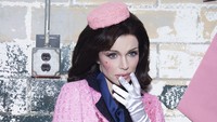 Foto: Kostum Halloween Kontroversial Julia Fox, Bergaya Ala Jackie Kennedy