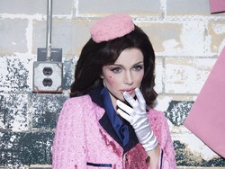 Foto: Kostum Halloween Kontroversial Julia Fox, Bergaya Ala Jackie Kennedy