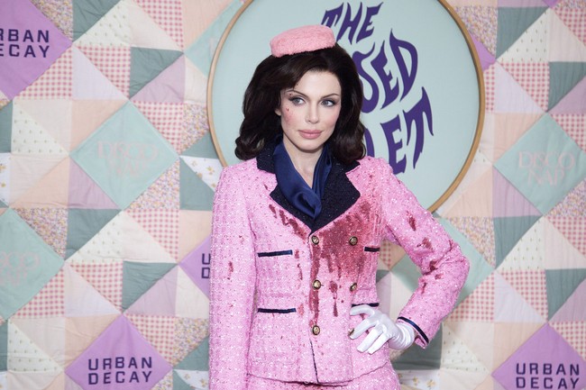 Busana yang ditiru Fox merupakan salah satu simbol paling melekat dalam sejarah Amerika. Saat penembakan terjadi di Dallas, Jackie mengenakan setelan rancangan Chanel. Sejarawan Steve Gillon pernah mengungkapkan bahwa Jackie menolak untuk mengganti pakaiannya meski berlumuran darah suaminya, sebagai bentuk solidaritas dan simbol keberlanjutan pemerintahan setelah peristiwa tragis itu. (Foto: Santiago Felipe/Getty Images)