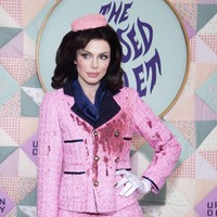 Busana yang ditiru Fox merupakan salah satu simbol paling melekat dalam sejarah Amerika. Saat penembakan terjadi di Dallas, Jackie mengenakan setelan rancangan Chanel. Sejarawan Steve Gillon pernah mengungkapkan bahwa Jackie menolak untuk mengganti pakaiannya meski berlumuran darah suaminya, sebagai bentuk solidaritas dan simbol keberlanjutan pemerintahan setelah peristiwa tragis itu. (Foto: Santiago Felipe/Getty Images)