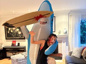 Eks PM Kanada Justin Trudeau Jadi Hiu di Halloween demi Katy Perry?