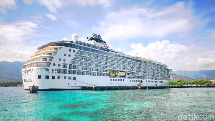 Kapal pesiar MV The World Pelabuhan Celukan Bawang, Buleleng, Bali, Jumat (31/10/2025).