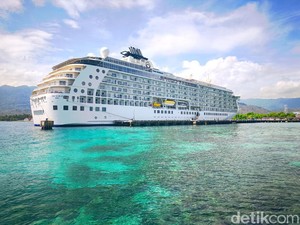 MV The World Jadi Kapal Residensial Pertama Bersandar di Celukan Bawang