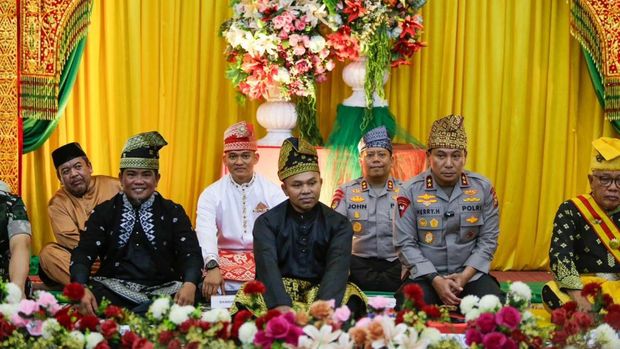 Kapolda Riau Irjen Herry Heryawan menghadiri pengukuhan Pengurus Besar Hulubalang Lembaga Adat Melayu Riau, Sabtu (1/11/2025).