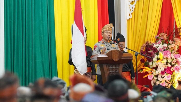 Kapolda Riau Irjen Herry Heryawan menghadiri pengukuhan Pengurus Besar Hulubalang Lembaga Adat Melayu Riau, Sabtu (1/11/2025).