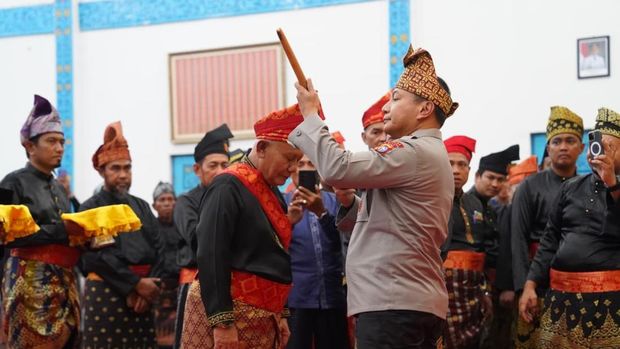 Kapolda Riau Irjen Herry Heryawan menghadiri pengukuhan Pengurus Besar Hulubalang Lembaga Adat Melayu Riau, Sabtu (1/11/2025).