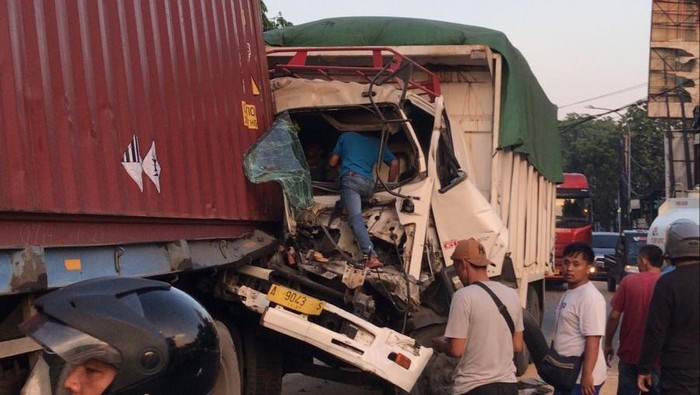 Kecelakaan truk tabrak truk di Bekasi