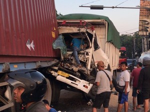 Ngerinya Tabrakan di Bekasi, Kepala Truk Sampai Gepeng Usai Kecelakaan