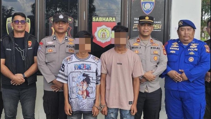 Kedua pelaku saat diamankan polisi usai menikam rekan kerjanya. Kedua pelaku saat diamankan polisi usai menikam rekan kerjanya.