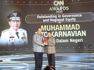 Dinilai Sukses Sinergikan Pusat-Daerah, Tito Raih CNN Indonesia Awards 2025