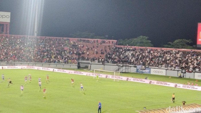 Kericuhan antara suporter Bali United (kiri) dengan suporter Persib Bandung di tribun sayap timur Stadion Kapten I Wayan Dipta, Gianyar, Sabtu (1/11/2025).