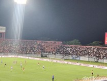 Bali United Vs Persib Diwarnai Hujan Kartu dan Ricuh Antar Suporter
