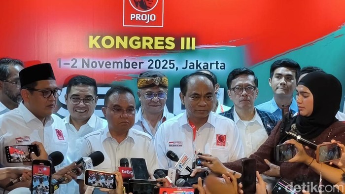 Ketua Harian Gerindra Sufmi Dasco Ahmad (barisan depan, kedua dari kiri) di acara Kongres ke-III Projo. (Fadil/detikcom)