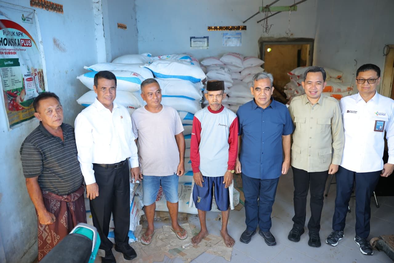 Ketua MPR RI Ahmad Muzani bersama Menteri Pertanian (Mentan) Andi Amran Sulaiman meninjau kios pupuk bersubsidi di Kabupaten Jember, Jawa Timur (1/11/2025). (Dok. Kementan)