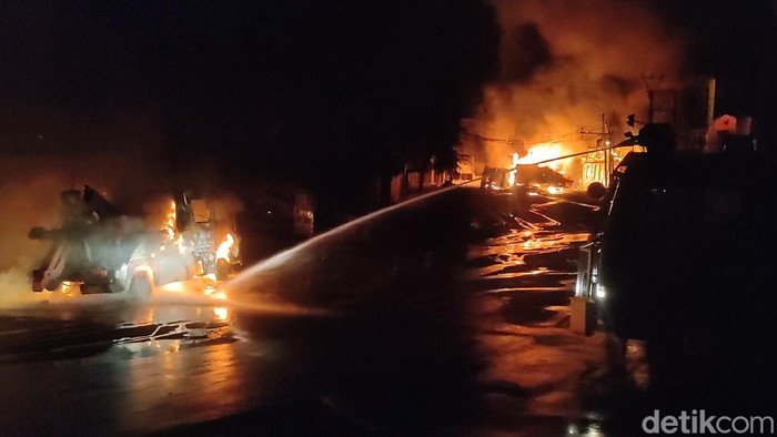 Kobaran api imbas terbakarnya truk pengangkut BBM di Cianjur, Sabtu (1/11/2025) malam.