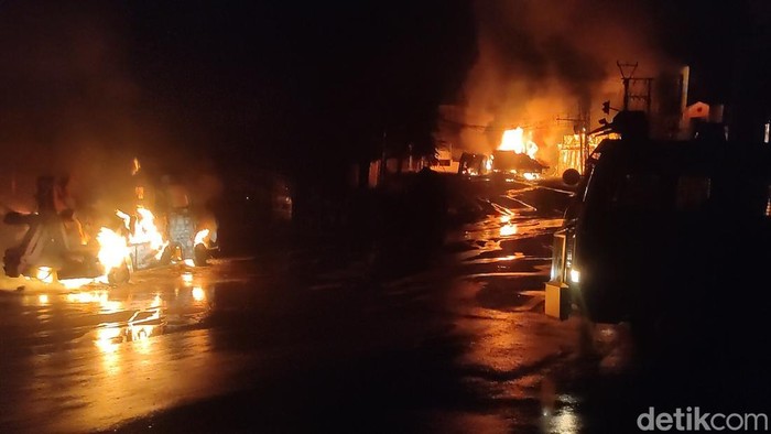 Kobaran api imbas terbakarnya truk pengangkut BBM di Cianjur, Sabtu (1/11/2025) malam.